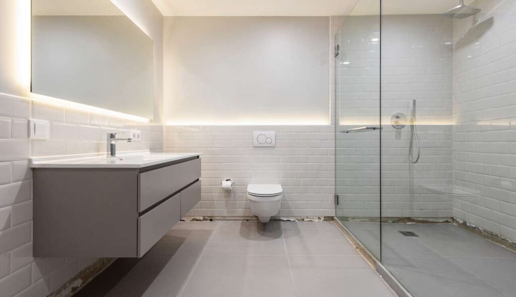 Przyklejasz na stare płytki i gotowe. Płytki samoprzylepne to hit do szybkiego remontu łazienki