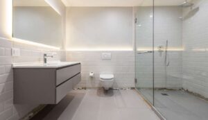 Przyklejasz na stare płytki i gotowe. Płytki samoprzylepne to hit do szybkiego remontu łazienki