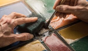 Nałóż na czarne fugi i przetrzyj. Kilka minut, by odzyskały kolor