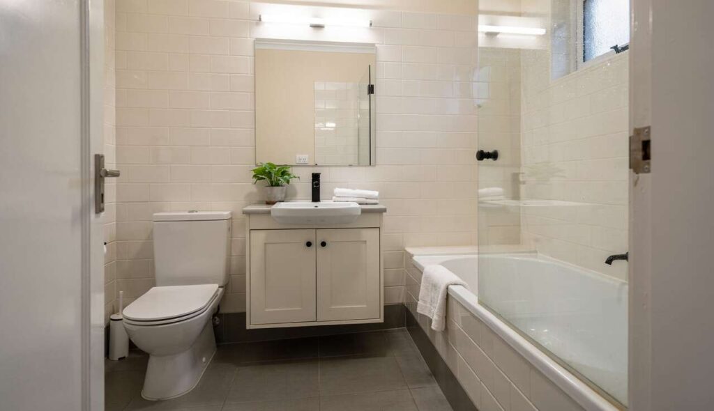 Malowanie płytek w łazience: efekt po roku użytkowania i realne koszty poniżej 200 zł