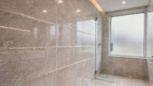 Fuga epoksydowa w prysznicu: glazurnik tłumaczy, dlaczego kosztuje więcej, ale oszczędza tysiące